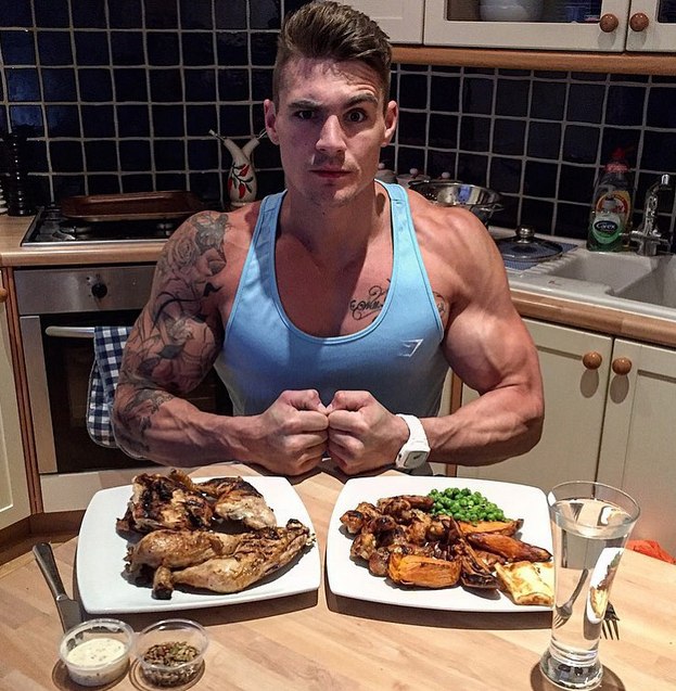 На фото спортсмен и его обед. Как правильно обедать?