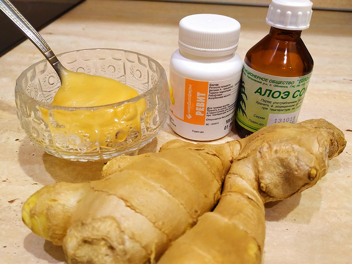 Смотреть на фото имбирь, мед, сок алое и витамины Ревит – для коррекции спортивной диеты на фоне распространения вирусной пневмонии.